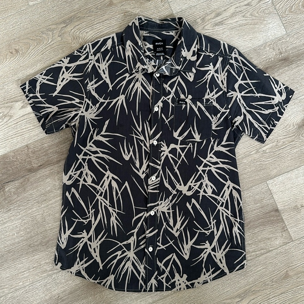 Mens short sleeve button down shirt by RVCA - Size Medium